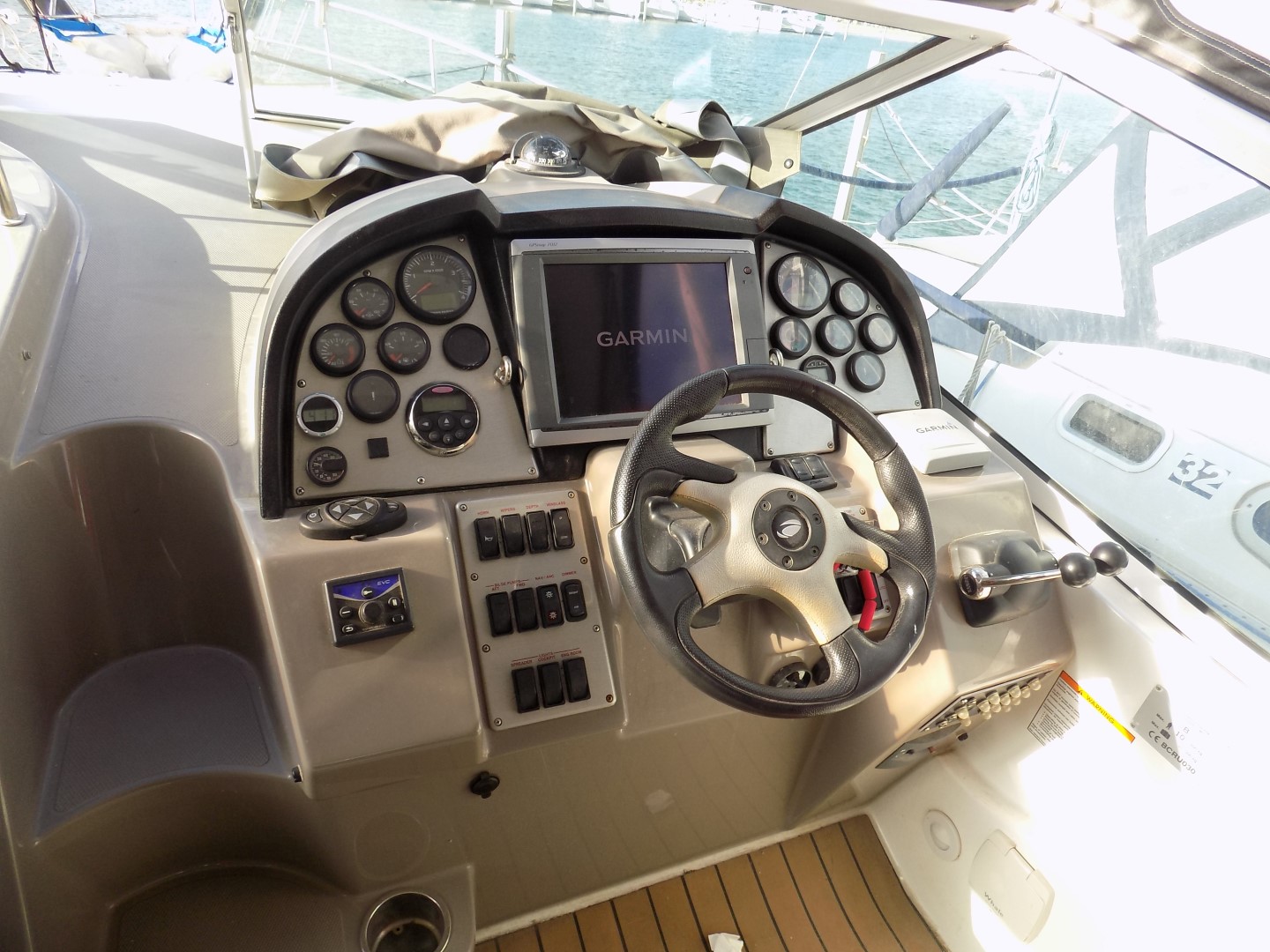 slider 7 Cruisers Yachts  330 Express